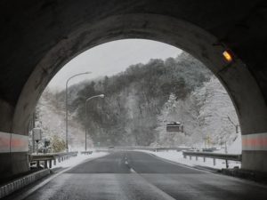 トンネルを抜けると雪国